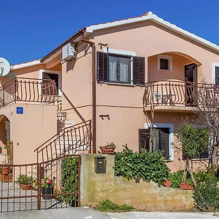 One Bedroom Situated In Private House With Shared Pool Апартаменты