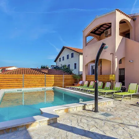 One Bedroom Situated In Private House With Shared Pool 아파트 Ližnjan