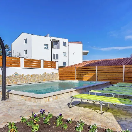 One Bedroom Situated In Private House With Shared Pool 아파트 *