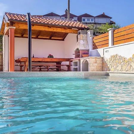 One Bedroom Situated In Private House With Shared Pool Ližnjan